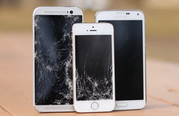 iPhone-5S-vs-HTC-One-M8-vs-Galaxy-S5-drop-test