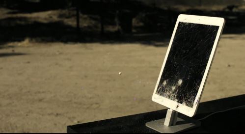 iPad Air vs Airsoft MP7 : test de torture en slow motion