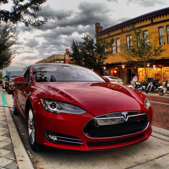 Apple : vers l’acquisition du constructeur automobile Tesla ?