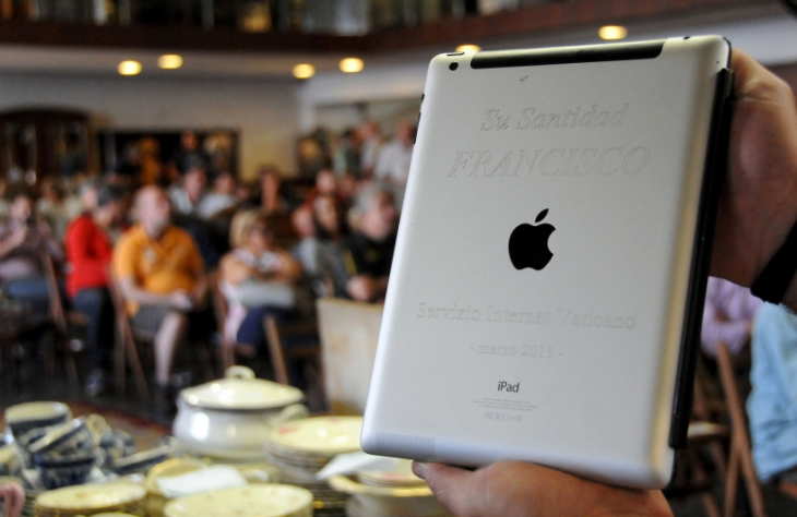 Insolite : un ancien iPad du pape François vendu 30 500 dollars