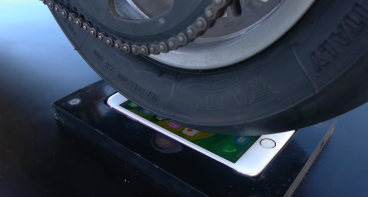 Insolite : un burn de moto sur l’écran de l’iPhone 6S (vidéo)