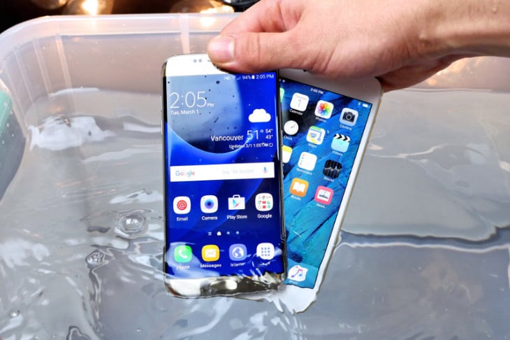 iPhone 6S vs Galaxy S7 : Test de résistance à l’eau (waterproof)