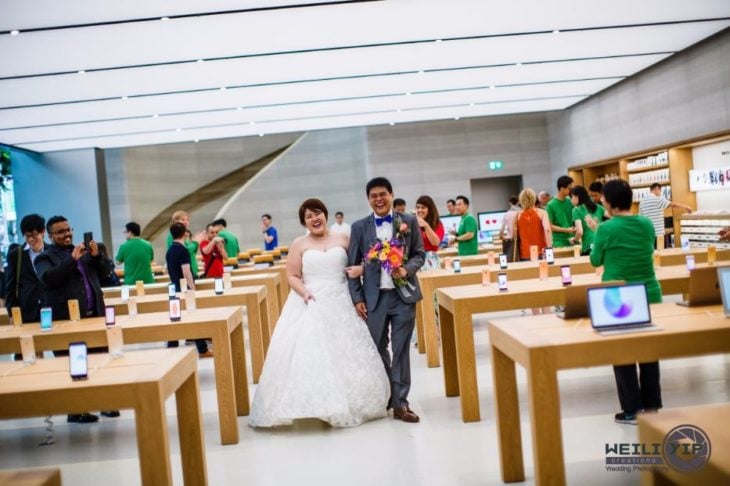 Singapour : un couple réalise ses photos de mariage dans un Apple Store
