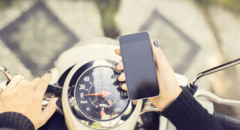 Intercoms, apps iOS : quels moyens pour communiquer entre motards ?