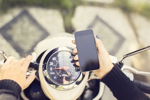 Intercoms, apps iOS : quels moyens pour communiquer entre motards ?