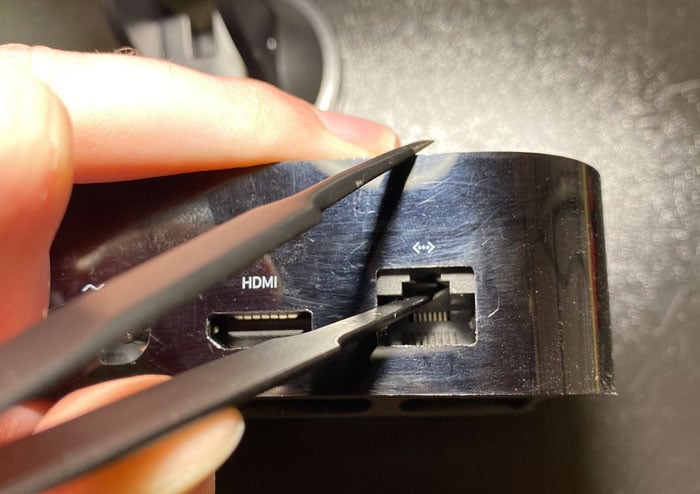 L’Apple TV 4K cache un port Lightning… à l’intérieur du port Ethernet !