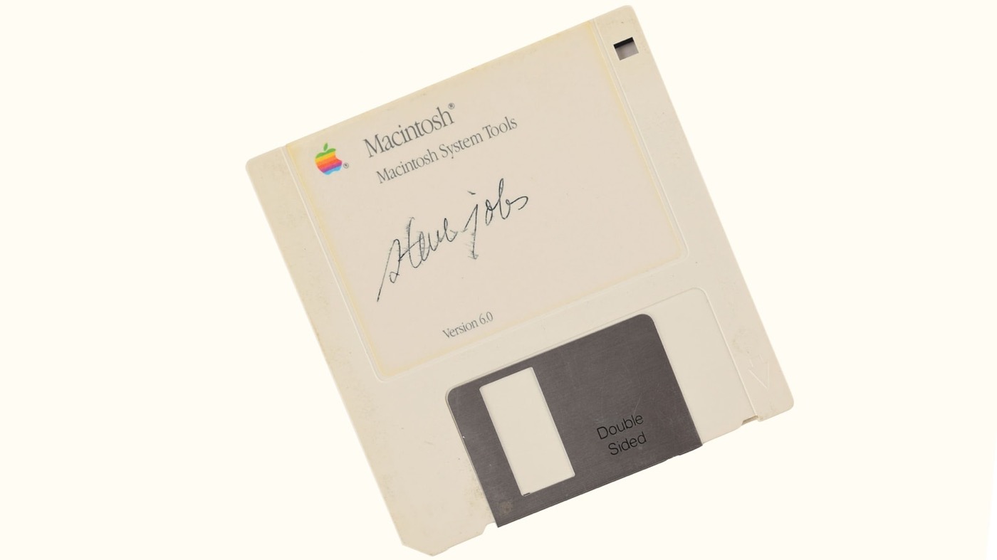Estimée à 7500$, une disquette signée par Steve Jobs mise aux enchères