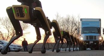Une meute de robots-chiens déplace un camion de plusieurs tonnes