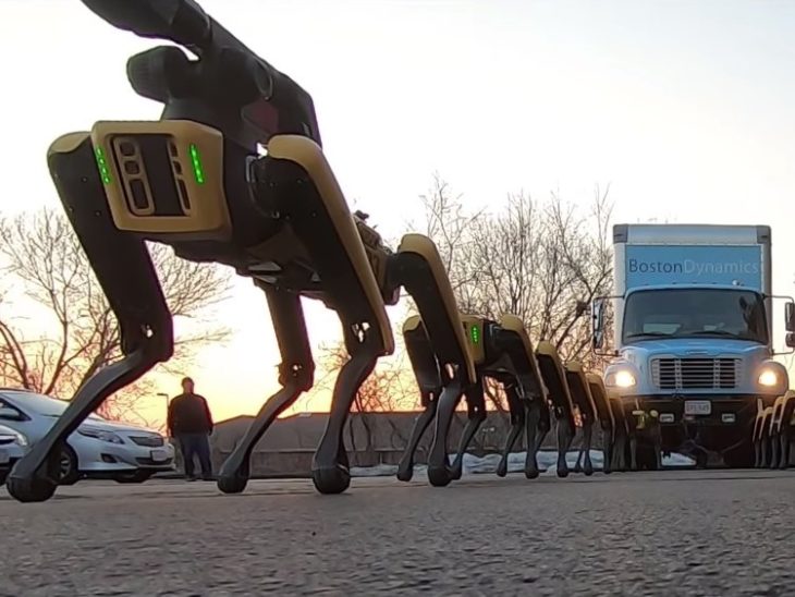 Une meute de robots-chiens déplace un camion de plusieurs tonnes