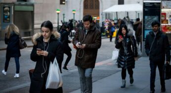 Une ville japonaise interdit l’utilisation du smartphone en marchant
