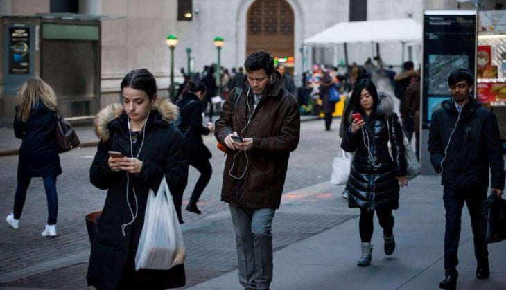 Une ville japonaise interdit l’utilisation du smartphone en marchant