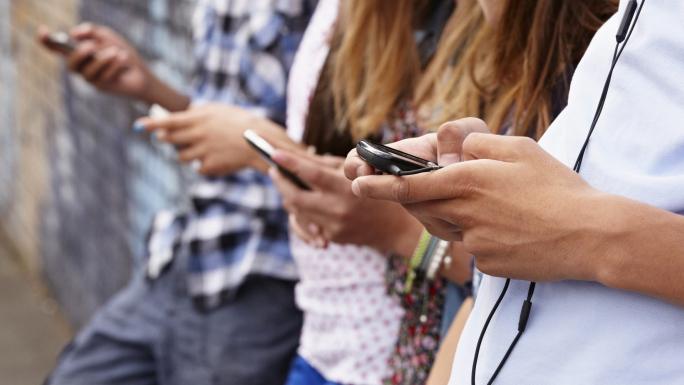 Les jeunes Français passent moins de temps sur les réseaux sociaux