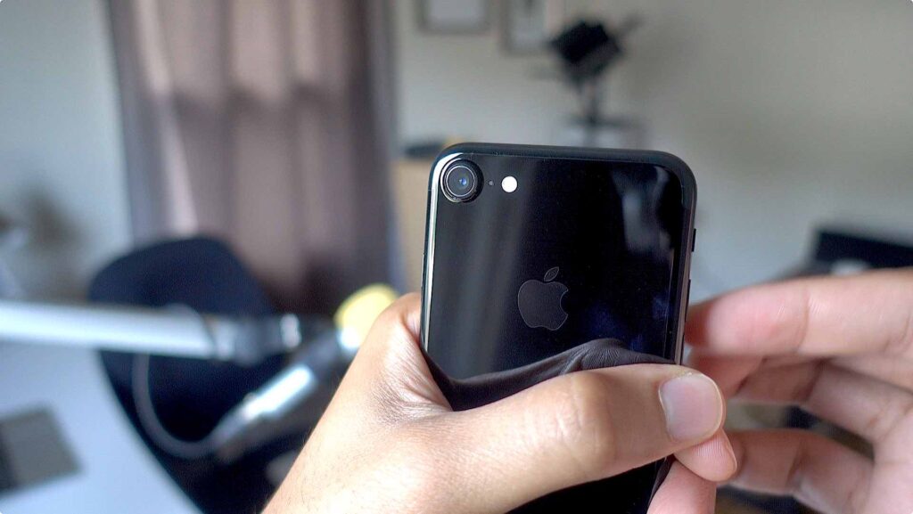 Apple : un nouveau revêtement anti-trace pour l'iPhone 13