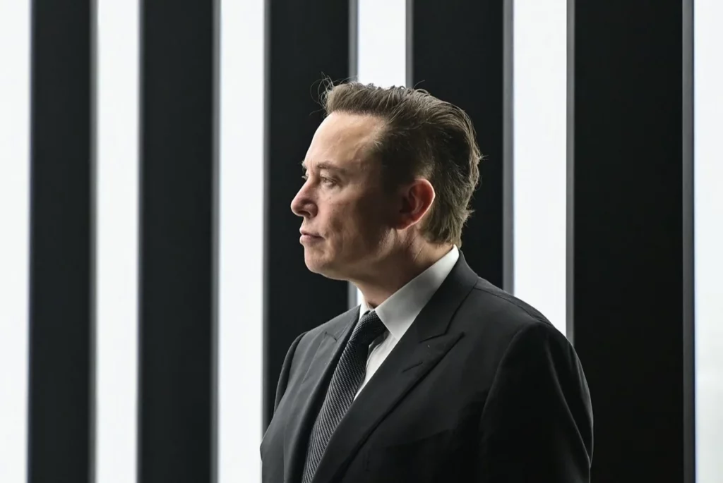 Elon Musk promet de payer les frais de justice des personnes "injustement traitées" sur Twitter