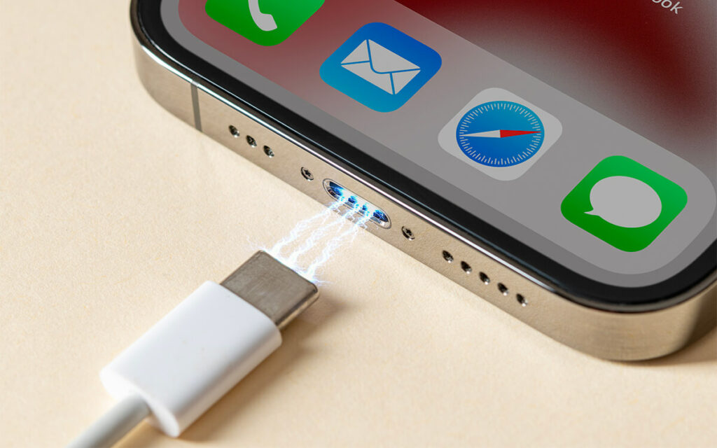 iPhone 15 : l'Europe interdit à Apple de limiter la vitesse des câbles USB-C non certifiés