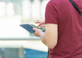 Les téléphones portables vont être interdits au lycée, annonce Emmanuel Macron