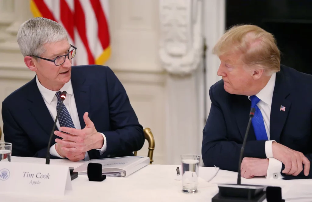 Tim Cook : le PDG d'Apple fait un don d'un million de dollars pour l'investiture de Trump